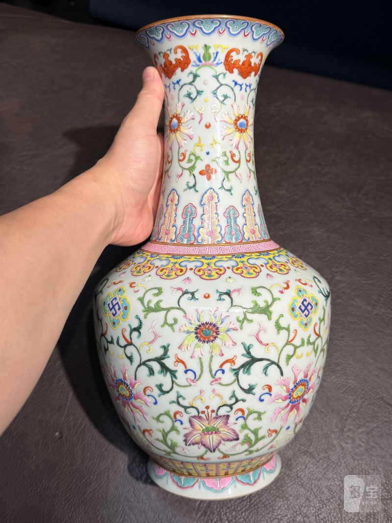 清乾隆 洋彩缠枝花卉纹瓶 - 图7